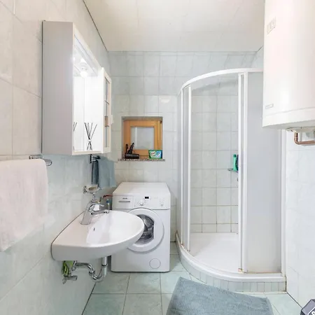 Vrtnarjeva Hisa, The Gardener's 게스트하우스 *